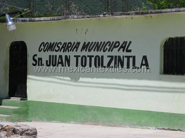totolzintla_nahuatl09.JPG - I always try and take a picture of the name of the town , so latter I can identify it if I lose me note book and get the spelling of the name correct. Maps in Mexico can have the names wrong or misspelled. Well so can I...